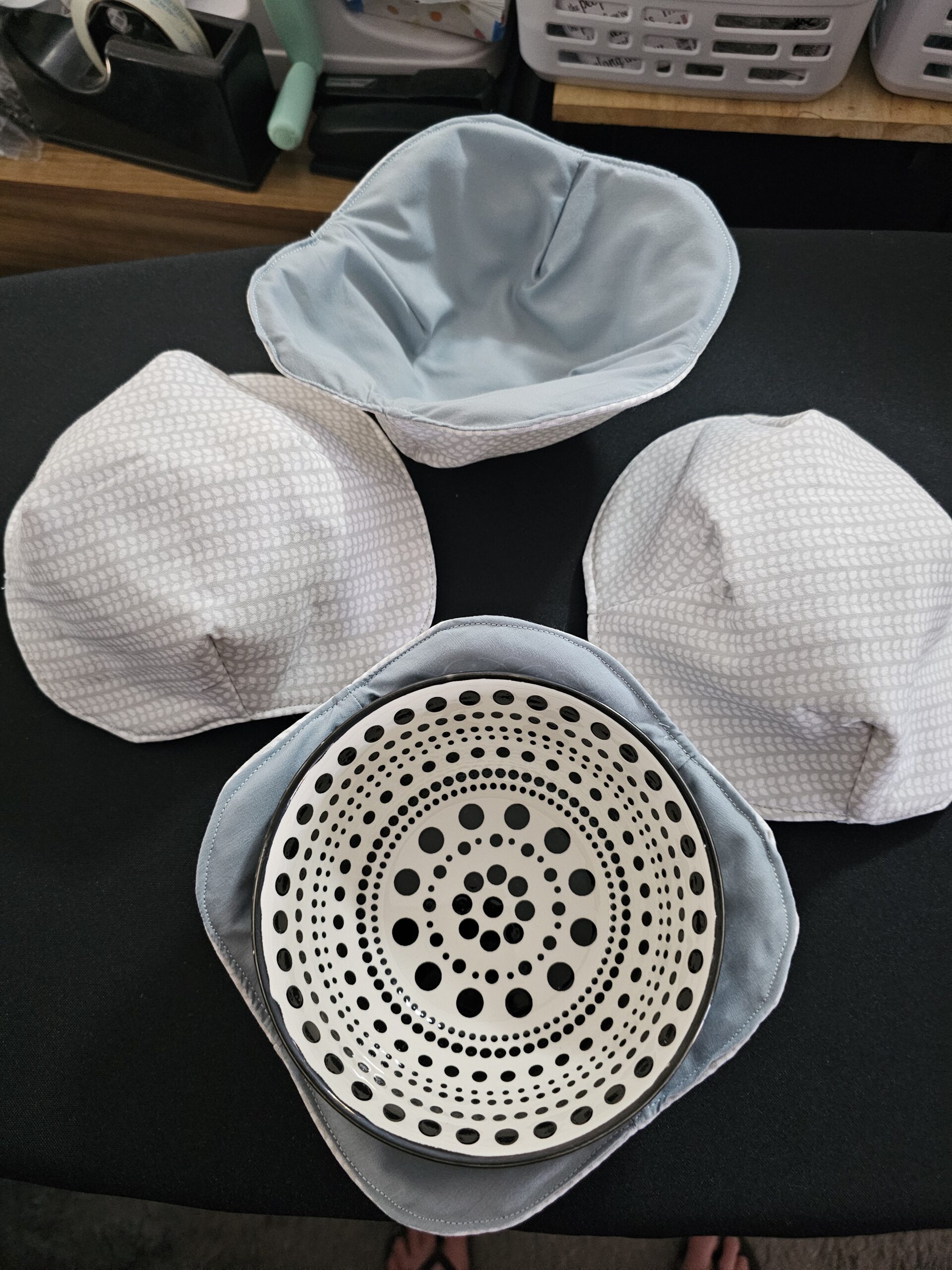 Grey with White Leaf Pattern - Reversible Bowls Holders - Medium - Set of 4