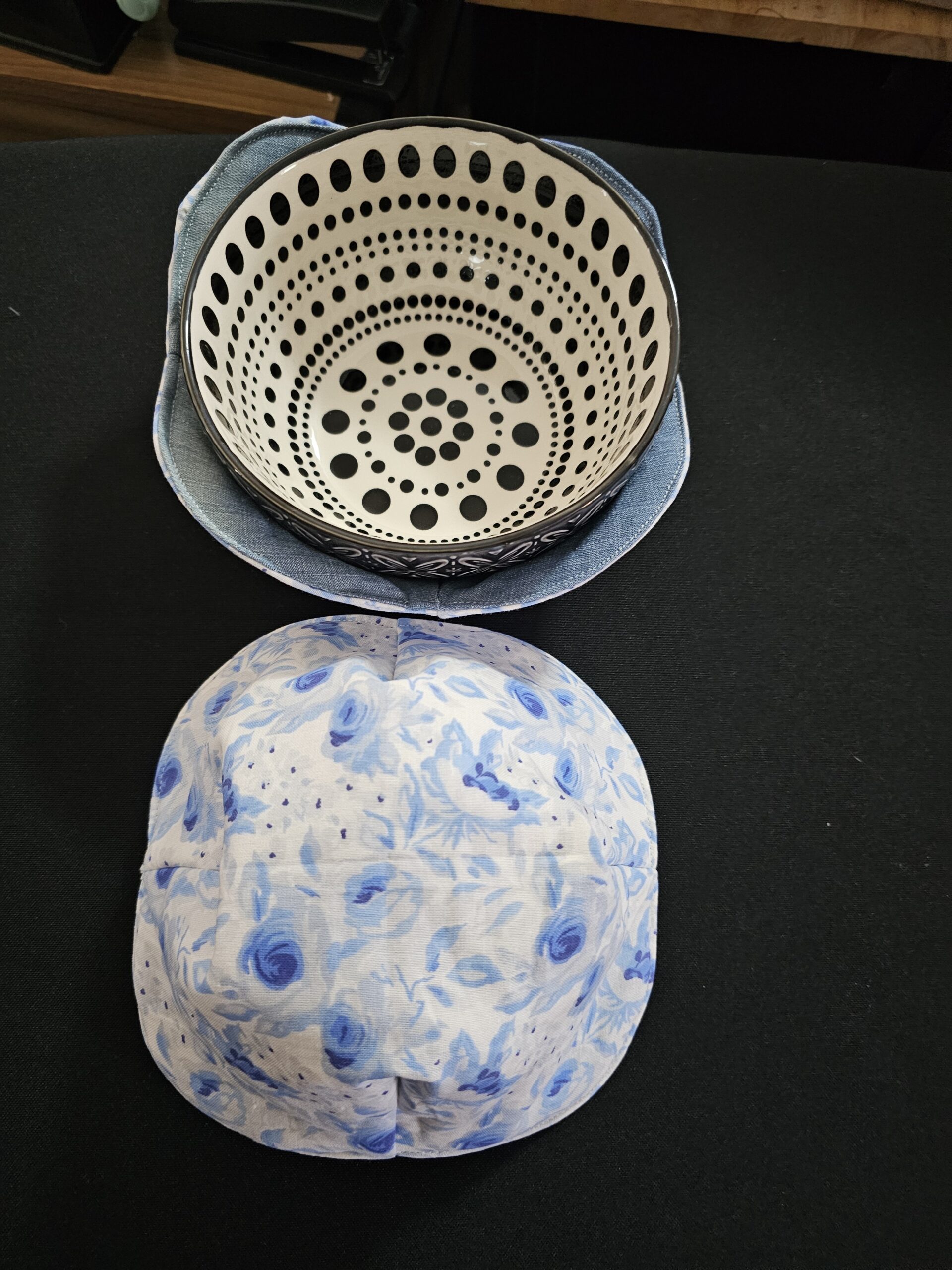 Blue with White and Blue Flower Pattern - Reversible Bowls Holders - Medium - Set of 2 - Image 3